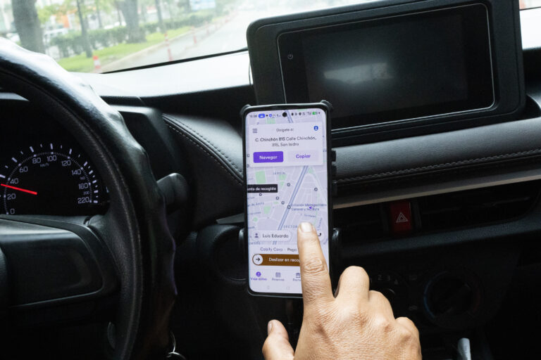Conductores y aplicativos: seguridad, flexibilidad e ingresos son las principales razones para elegir plataformas de movilidad en Perú.