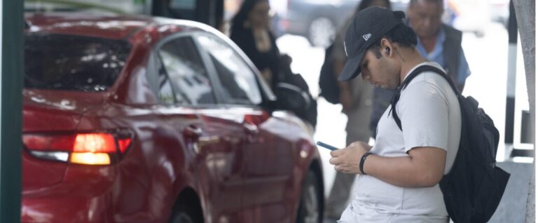 Otros países ya regulan las apps de movilidad. En Perú aún se debate si aplicarles reglas de taxis o un marco propio para aplicativos.