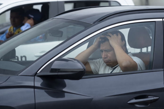 Hombre en coche con expresión de tristeza (1) Ser conductor de aplicativo en Perú implica superar filtros de seguridad y requisitos que dejan fuera a muchos postulantes.