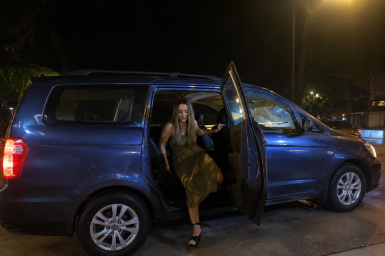 Qué revisar de noche, cómo identificar al conductor y qué filtros tienen las plataformas conocidas como taxis por aplicativo en Lima.